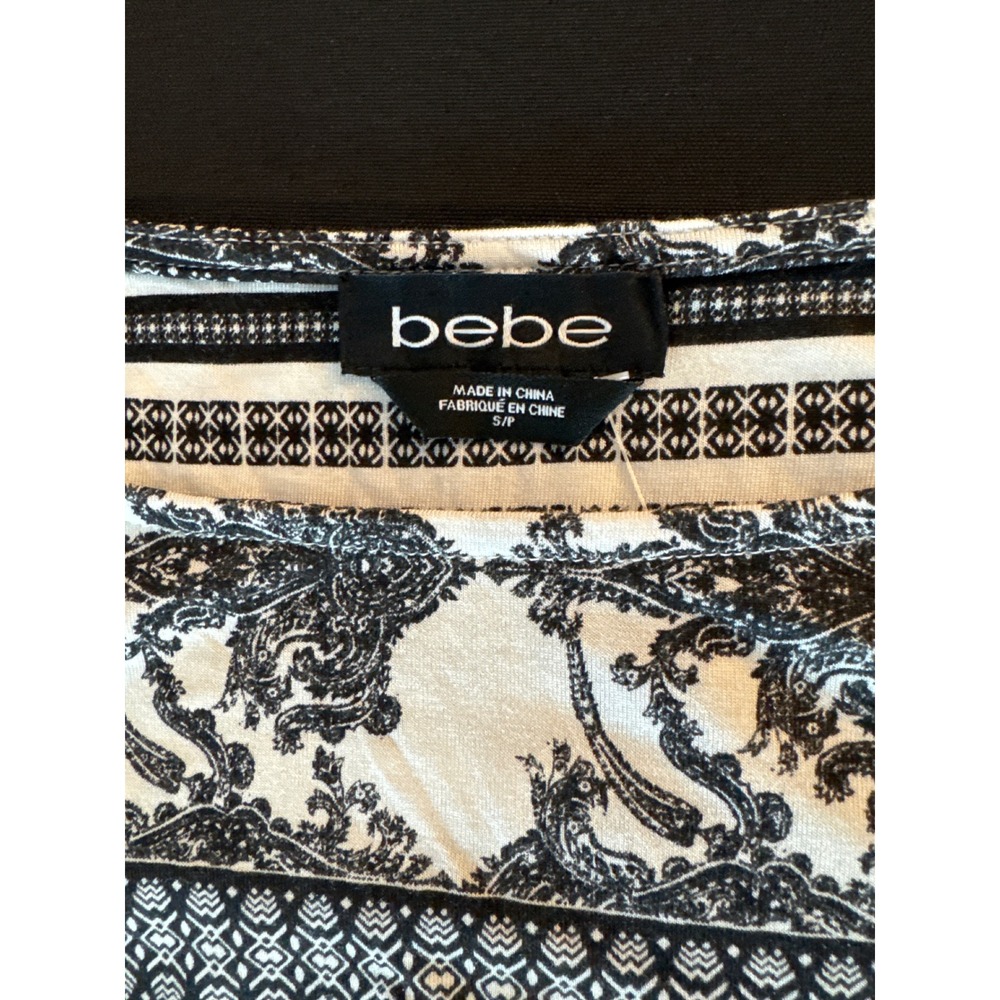 Bebe Womens Sleeveless Mixed Print Blouse Black White Paisley Chevron Small NEW - Picture 2 of 16